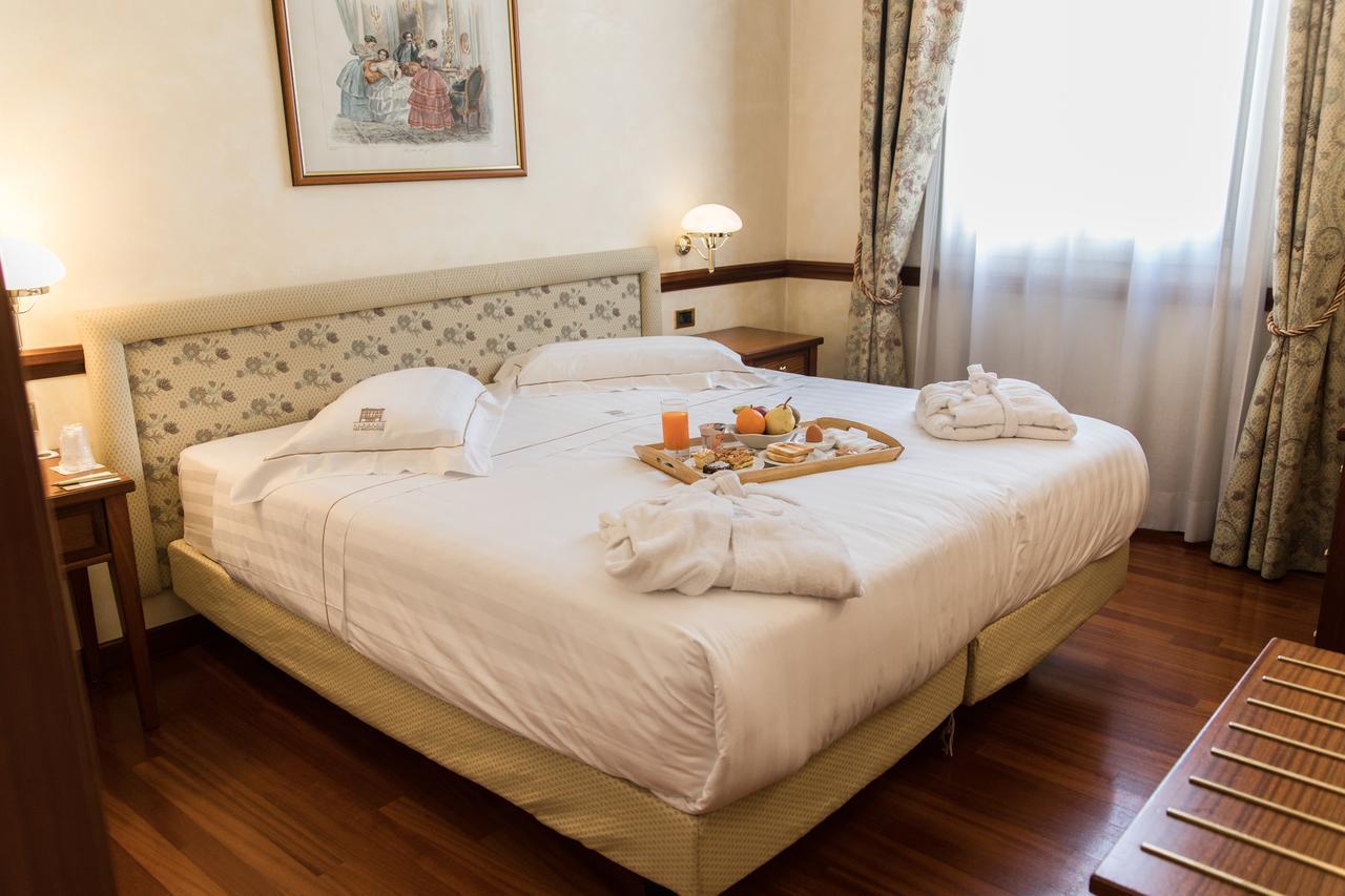 Phi Hotel Dei Medaglioni Correggio Extérieur photo