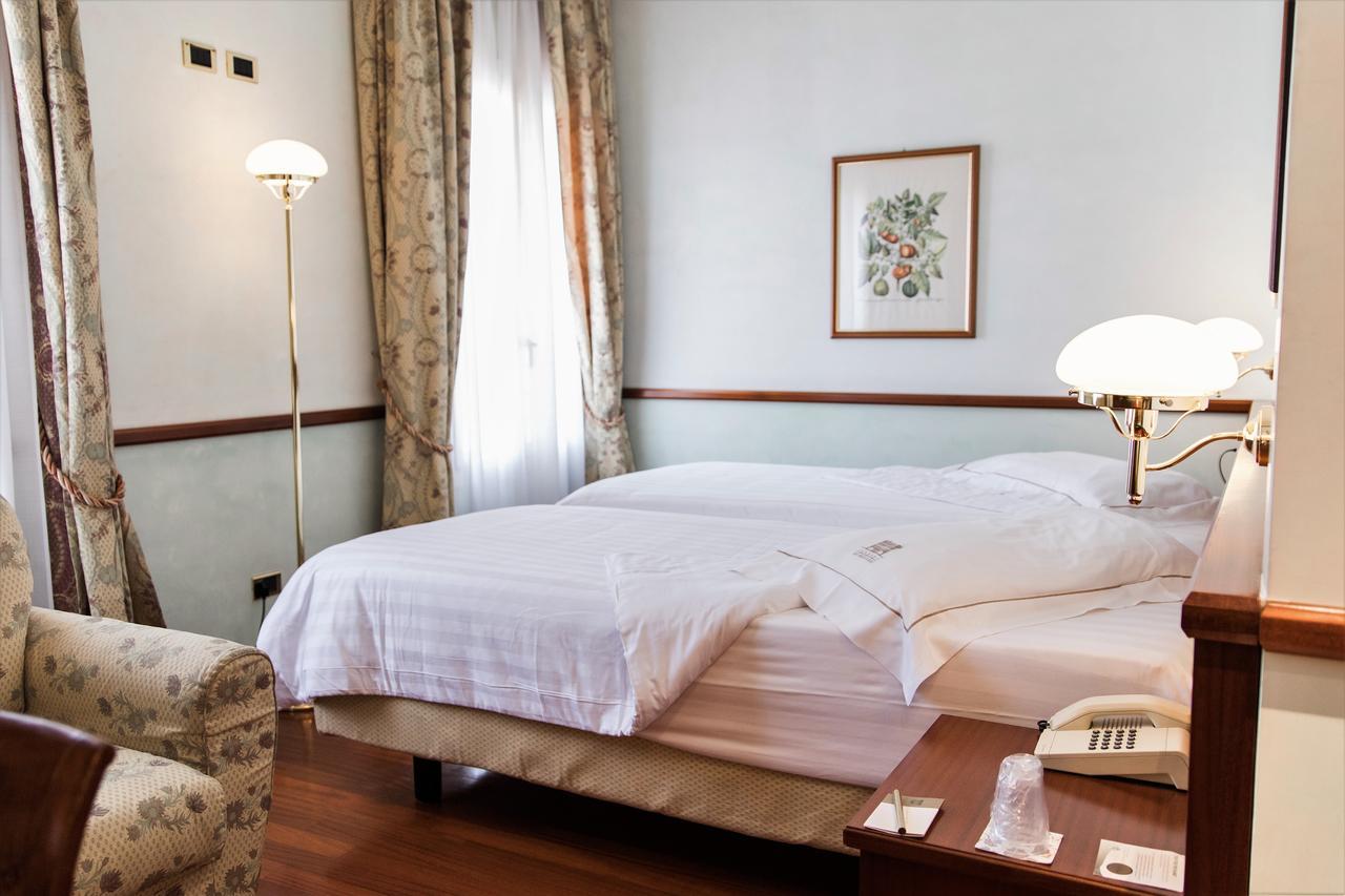 Phi Hotel Dei Medaglioni Correggio Extérieur photo