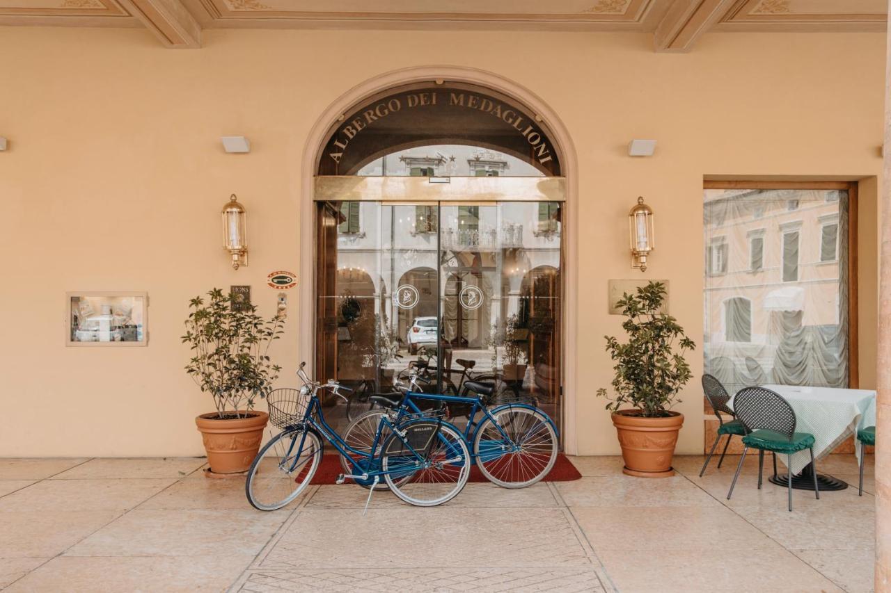 Phi Hotel Dei Medaglioni Correggio Extérieur photo